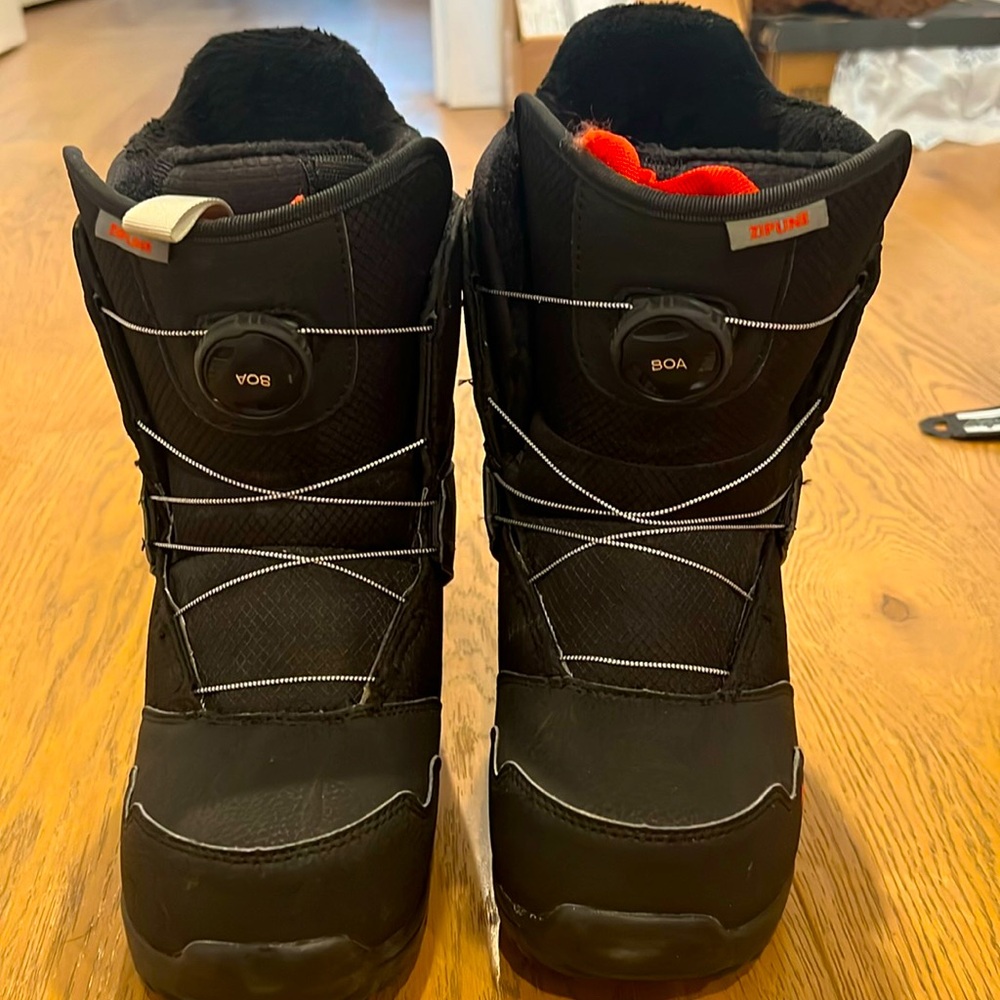 Snowboard boots, size 6, barley worn